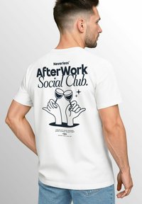 Weißes T-Shirt mit großen schwarzen grafischen Text "Neverless AfterWork Social Club" und Händen, die Weingläser halten, auf der Rückseite.