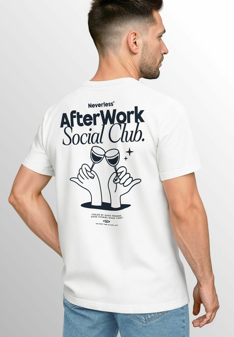 Weißes T-Shirt mit großen schwarzen grafischen Text "Neverless AfterWork Social Club" und Händen, die Weingläser halten, auf der Rückseite.