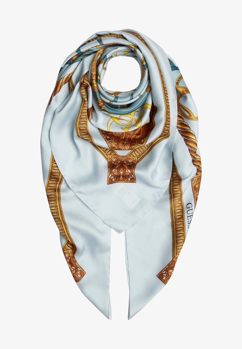 Écharpe en soie bleu clair avec des motifs baroques ornés de doré, marron et bleu et un logo "Guess" sur le bord.