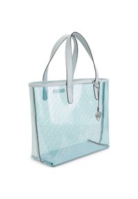 Transparent tote bag i mjuk blå med geometrisk mönster, läderdetaljer och dubbla handtag. Innehåller en hjärtformad berlock för extra detalj.