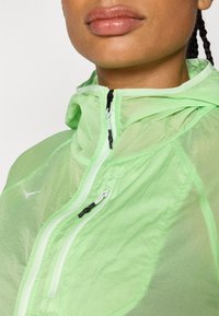 HOKA SKYFLOW JACKET - Vindjakke - tart apple