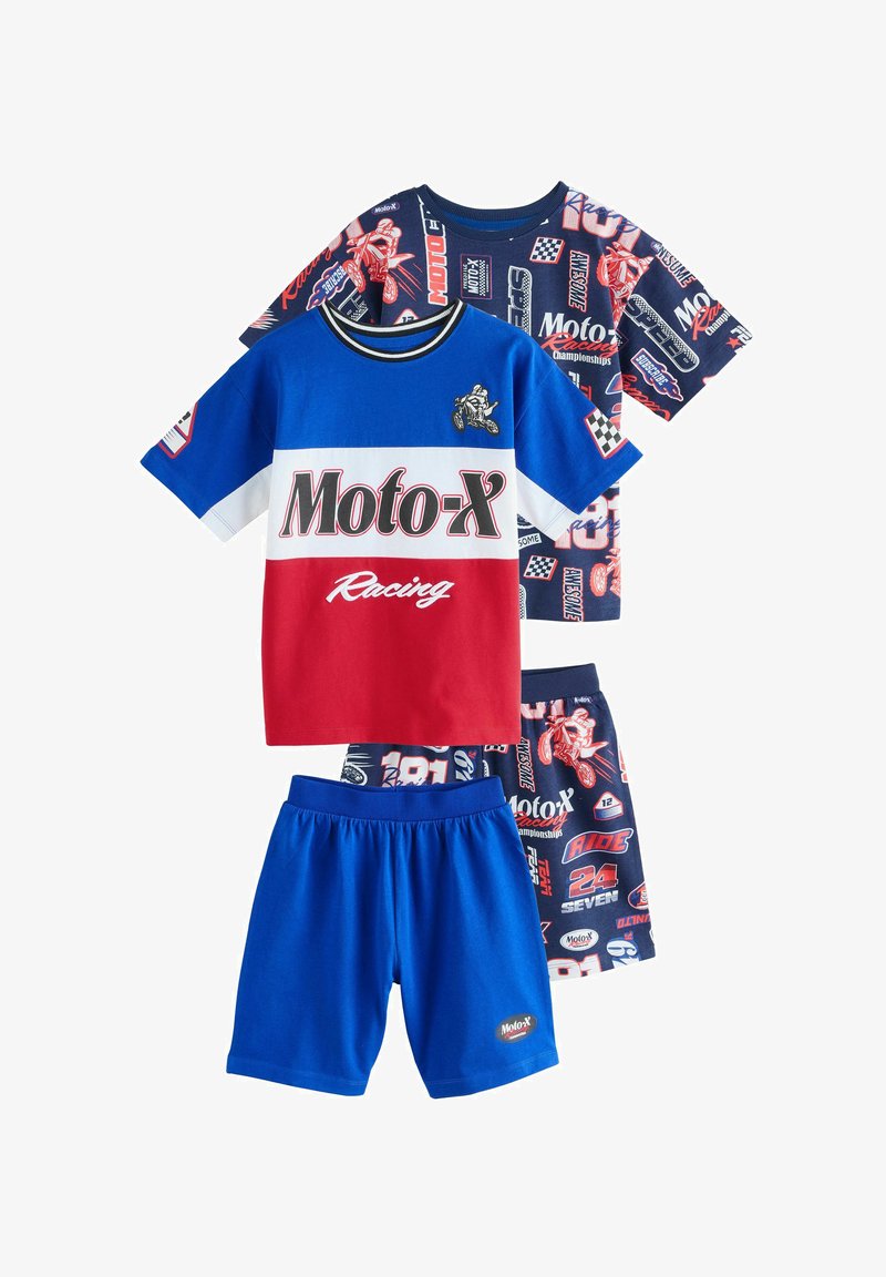 Due set di abbigliamento per bambini a tema motocross: uno con una maglietta "Moto-X Racing" blu, bianca e rossa e pantaloncini blu, l'altro con maglietta grafica navy e pantaloncini.