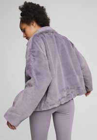 Puma WEICHE - Giacca in pile - pale plum