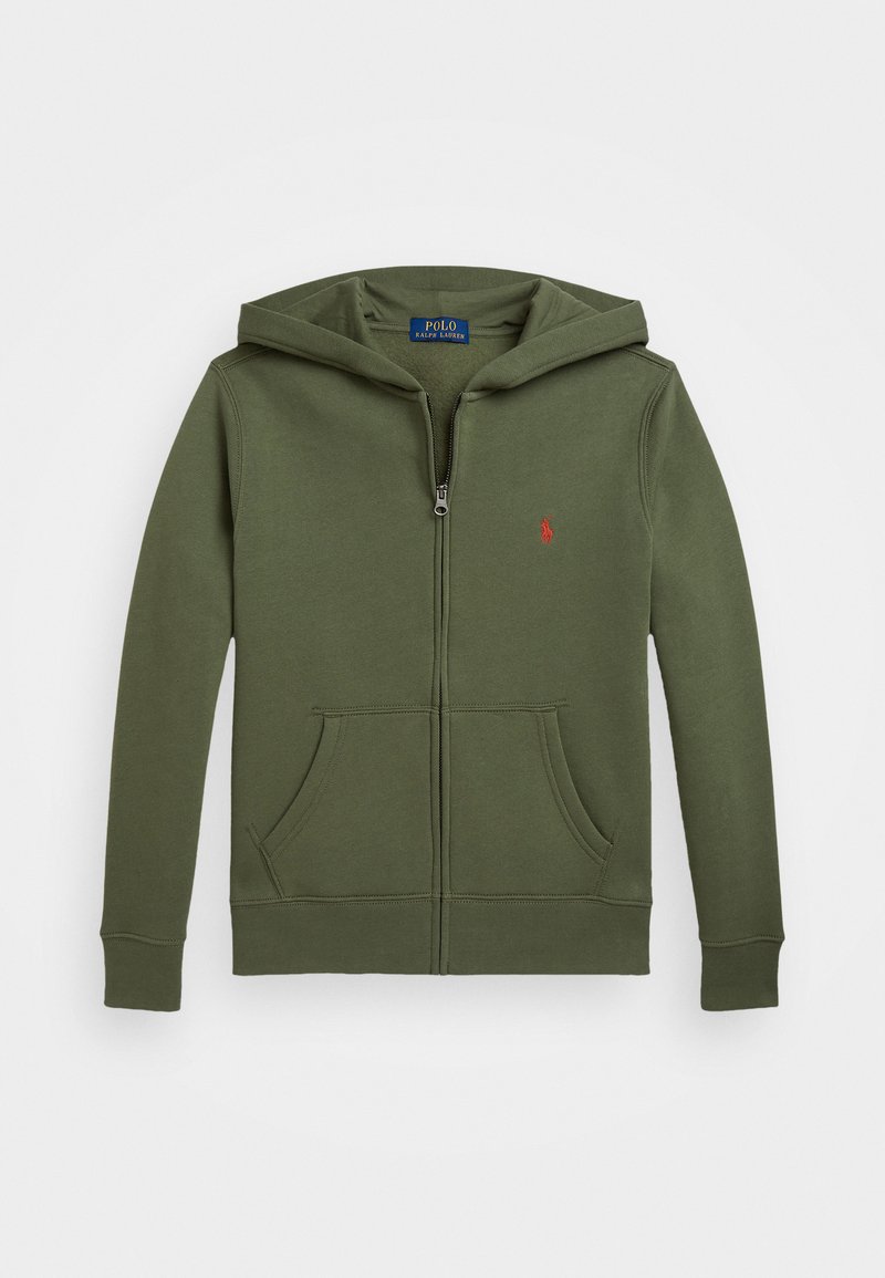 Sudadera con cremallera en verde oliva, hecha de una tela suave, con capucha, dos bolsillos frontales y un pequeño logo rojo en el pecho.