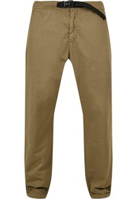 Pantalones caqui de mezcla de algodón, con una cinturilla elástica y un cinturón negro ajustable, pierna ligeramente ajustada y sin patrones visibles.