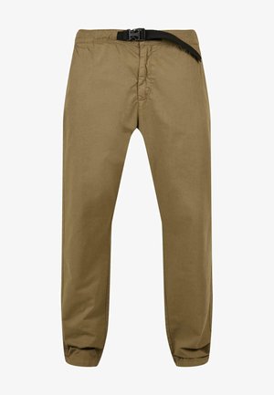 Khaki broek van katoenmix, met een elastische tailleband en een verstelbare zwarte riem, licht taps toelopende pijpen, en zonder zichtbare patronen.