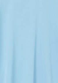Tessuto blu chiaro con una texture liscia, che mostra un lieve drappeggio e l'assenza di motivi o decorazioni.