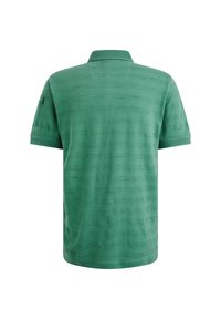 Zelené polo tričko s texturovaným pruhovaným designem, krátkými rukávy a límečkem, které má jemný branding na rukávu.