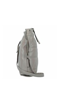Graue Leder-Umhängetasche mit einem gesteppten Design, Reißverschlussverschluss, schlanker Form, verstellbarem Trageriemen und einem kleinen Anhänger in der Nähe des Reißverschlusses.