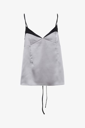 Satin-Camisole in Hellgrau mit schwarzen Akzenten und dünnen Trägern. Hat einen V-Ausschnitt, eine glatte Textur und eine lässige Silhouette.