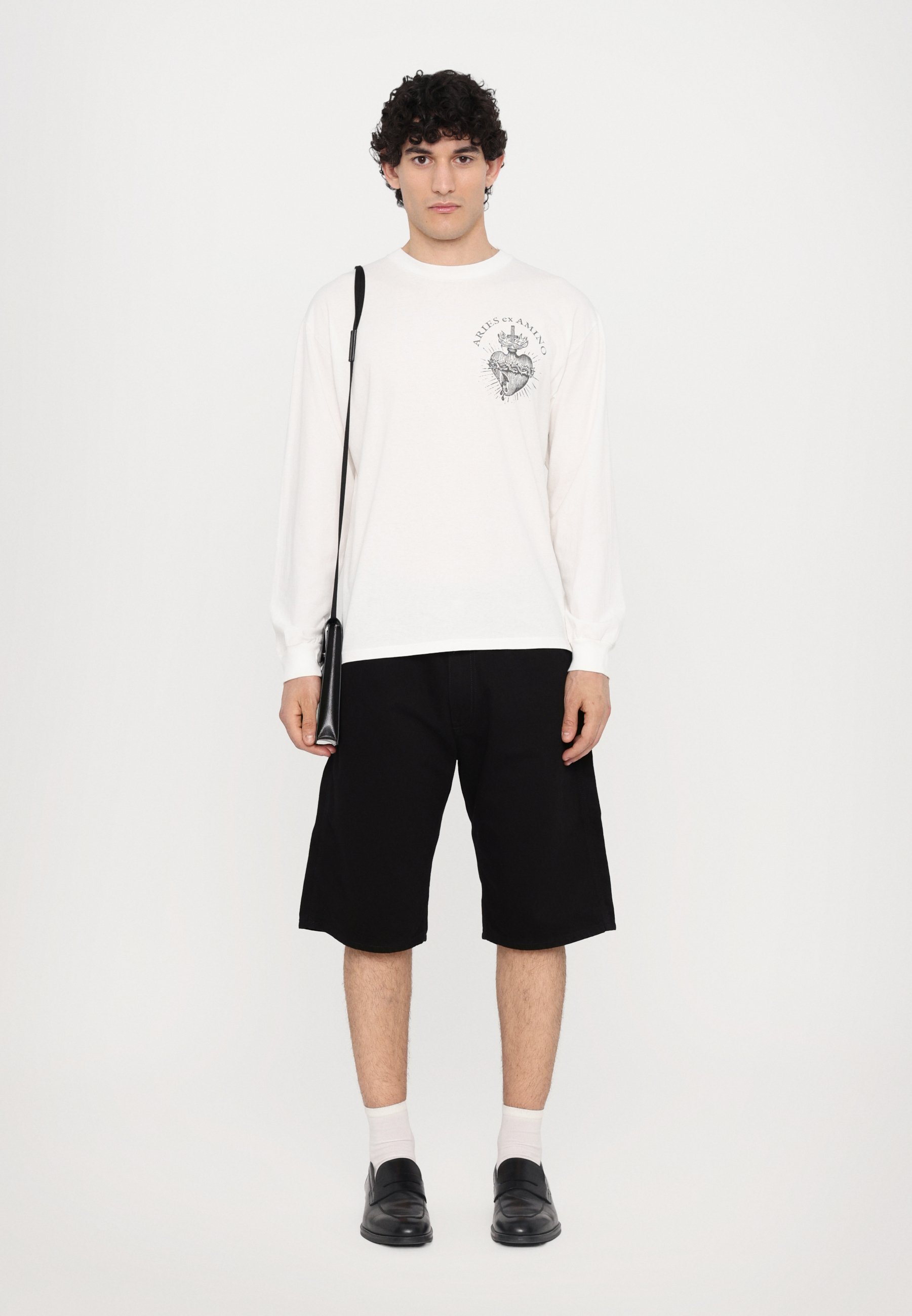 【関送無料】 Aries Faded Aries Ex Amino ロゴ Tシャツ Aries Faded Aries Ex Amino T-Shirt Off White | END. (AR)