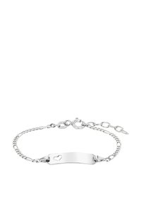 Pulsera de cadena de plata con un cierre ajustable y una placa curva que presenta una forma de corazón recortada en un lado.