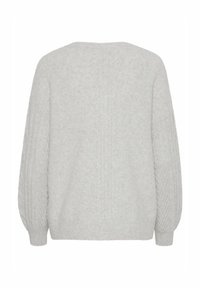 Pull en tricot gris clair avec un motif en torsade, des manches larges et un col rond, fabriqué à partir d'un tissu doux et texturé.