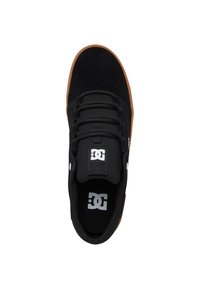 Schwarze Wildlederskate-Schuhe mit einer Gummisohle, Schnürdesign, geprägtem Logo auf der Zunge und perforiertem Vorderfuß zur Belüftung.