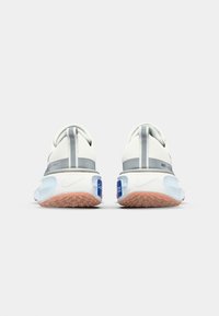 Nike Performance INVINCIBLE 3 - Παπούτσια για τρέξιμο σε δρόμο - blue tint/blue void-dusty cactus-football grey