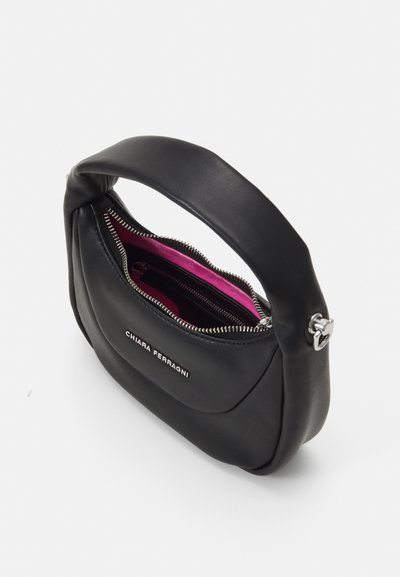 Melnas ādas rokassomiņas ar noapaļotu dizainu, ar rāvējslēdzēju un kontrastējošu rozā iekšpusi. Iekļauta mezgla rokturis un sudraba aparatūra.