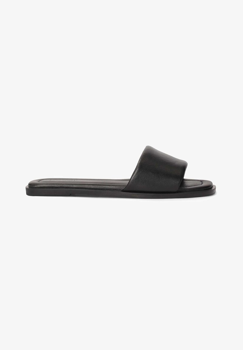 Črne natikače z širokim, gladkim trakom in ravnim podplatom. Narejene iz elegantnega materiala z minimalističnim dizajnom.