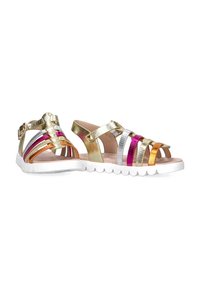 Sandalias doradas con tiras metálicas multicolores en rosa, plata y naranja. Suela de goma blanca con un patrón texturizado para mayor agarre.