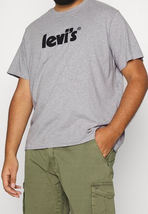 Szara bawełniana koszulka z dużym czarnym logo "levi's" na przodzie, zestawiona z oliwkowozielonymi szortami cargo z bocznymi kieszeniami.