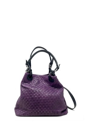 Borsa a mano in pelle intrecciata viola con dettagli neri, dotata di due manici e di una tracolla regolabile. Motivo testurizzato su tutta la superficie.