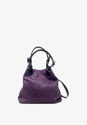 Borsa a mano in pelle intrecciata viola con dettagli neri, dotata di due manici e di una tracolla regolabile. Motivo testurizzato su tutta la superficie.