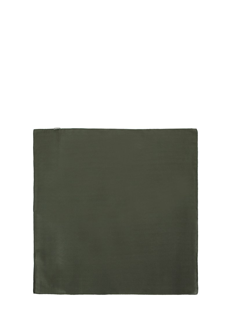 Rechthoekige onderlegger, donkergroen, gemaakt van gladde stof met een lichtglanzende textuur, met een klein metalen label in een van de hoeken.
