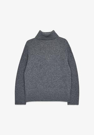 Grå turtlenecktröja i ett mjukt, strukturerat stickat material. Har ribbade manschetter och fåll, med en avslappnad, boxig passform för komfort och värme.