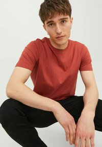 Jack & Jones  JJENOA brązowy