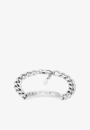 Silbernes Metallkettenarmband mit einer flachen, rechteckigen Platte, die zwei ausgeschnittene Kreise und einen kleinen Anhänger zeigt, mit poliertem Finish.