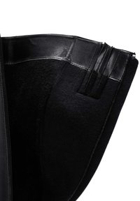 Czarna torebka z gładką skórzaną powierzchnią i teksturowanym filcem wewnątrz, z zamkiem błyskawicznym i starannie ułożonymi fałdami.