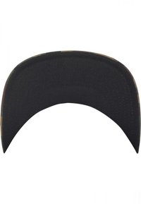 Sapca de baseball neagră cu vizor curbat și detalii cusute. Interiorul prezintă un model camuflat pe margine. Nu sunt vizibile caracteristici suplimentare.