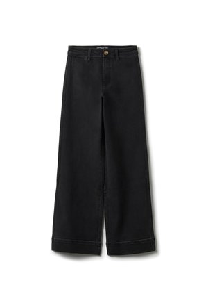 Schwarze Jeans mit weitem Bein und hoher Taille, mit Gürtelschlaufen, vorderer Knopfleiste und sichtbaren Nähten an Säumen und Nähten, flach auf weißem Hintergrund ausgelegt.