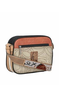 Borsa a tracolla beige e ruggine, realizzata in pelle sintetica testurizzata, con scomparti con zip e una tracolla regolabile con motivo.