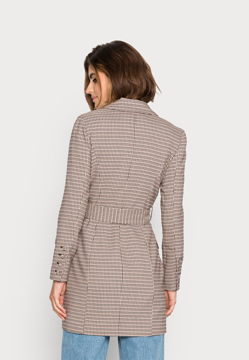 Damen Parkas | Forever New AVERY CHECK DRESS Trenchcoat dark base/braun - DH15367 Damen Parkas | Forever New AVERY CHECK DRESS Trenchcoat dark base/braun - DH15367