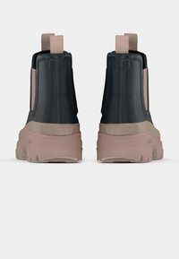 Μαύρα και μπεζ μποτάκια αστραγάλου με μοτίβο και χοντρή σόλα, με λείο φινίρισμα, ελαστικές πλευρικές πλευρές και θηλιές στο πίσω μέρος.