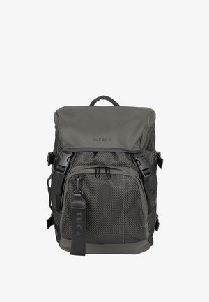 Sac à dos Tucano gris foncé avec un rabat supérieur, une poche avant zippée, des poches latérales en mesh et des bretelles réglables.