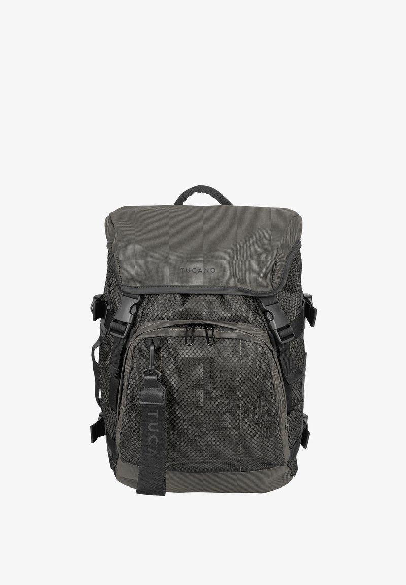 Sac à dos Tucano gris foncé avec un rabat supérieur, une poche avant zippée, des poches latérales en mesh et des bretelles réglables.