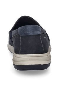 Dunkelblaue Wildlederschuhe mit glänzender Oberfläche, runder Form, gepolstertem Absatz und hellgrauer Gummisohle. Die Rückansicht zeigt die Nähdetails.