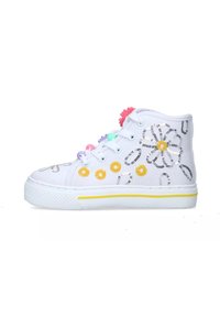 Sneaker alte bianche con ricami floreali, dettagli gialli, charm in corda multicolor e suole in gomma. Materiale in tela testurizzata.
