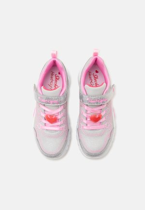 Sølv- og pink børnesneakers med hjerteformede snørebåndsvedhæng og velcro remme mærket "Heart Lights" placeret side om side på hvid baggrund.