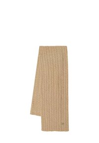Sciarpa beige lavorata a maglia con motivo a spina di pesce e un piccolo dettaglio in metallo con il logo vicino al bordo.