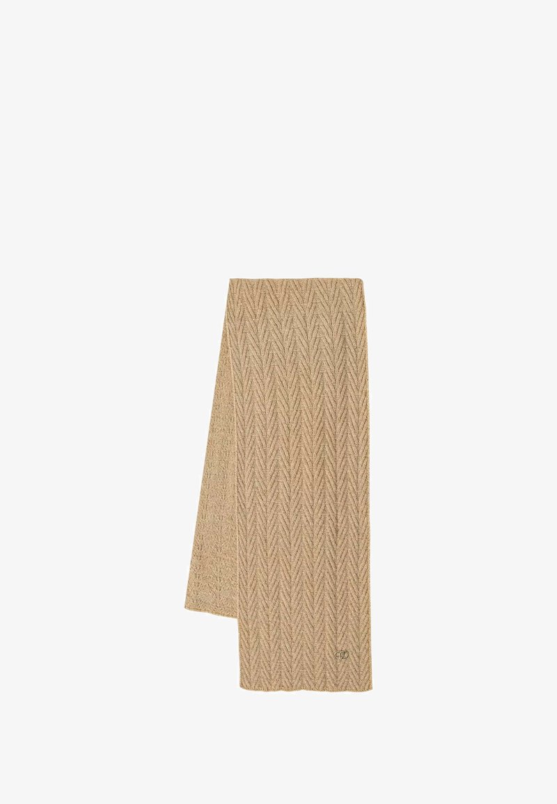 Sciarpa beige lavorata a maglia con motivo a spina di pesce e un piccolo dettaglio in metallo con il logo vicino al bordo.