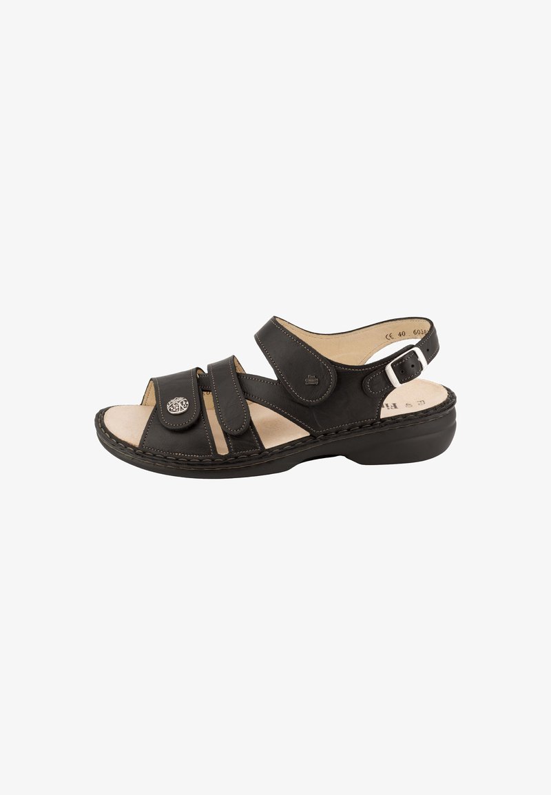 Sandale en cuir noire à bout ouvert avec trois brides réglables, semelle intérieure beige coussinée et semelle compensée basse.