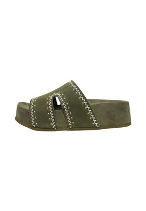 Sandalo slide in camoscio verde oliva con suola platform, punta aperta, cuciture decorative bianche a zigzag e piccole borchie sulla fascia.