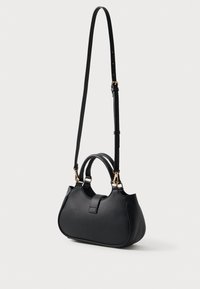 Bolso negro hecho de cuero texturizado, con asas dobles y una correa de hombro desmontable. Accesorios en tono dorado.