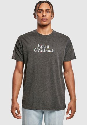 T-shirt gris foncé arborant le texte "Joyeux Noël" avec des lumières décoratives colorées. Manches courtes et col rond. Coupe décontractée.