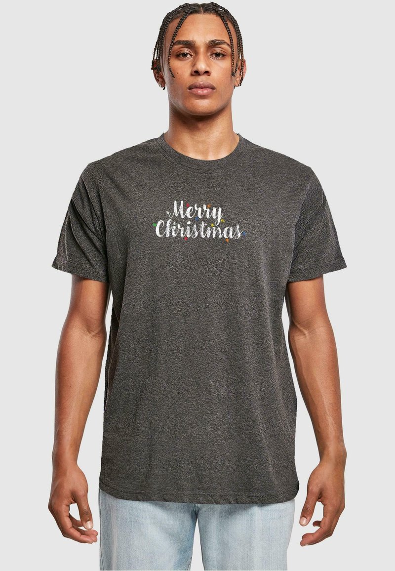 Tricou gri închis cu mesajul "Crăciun fericit" și lumini decorative colorate. Mâneci scurte și design cu guler rotund. Potrivire casual.