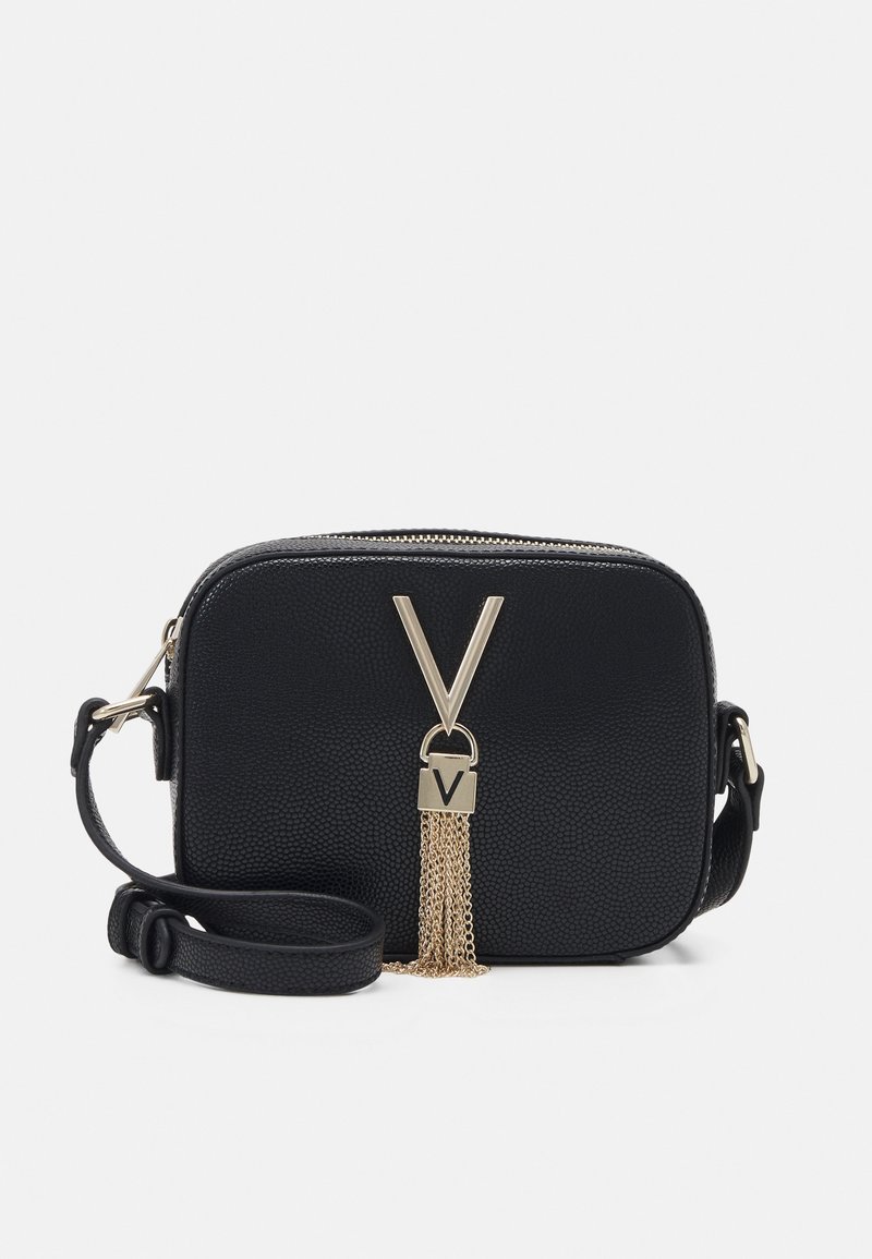 Borsa a tracolla in faux pelle nera con hardware dorato, caratterizzata da un logo a forma di 'V' e un dettaglio con nappina a catena. Forma rettangolare compatta con chiusura a zip.