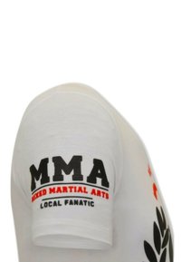 Witte t-shirt met korte mouwen met zwarte en rode print met de tekst "MMA MIXED MARTIAL ARTS LOCAL FANATIC" en een zwart loofontwerp aan de zijkant.