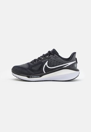 Czarno-szary but do biegania Nike z białym logo Swoosh, wiązaniem na sznurówki i amortyzowaną podeszwą ZoomX na białym tle.